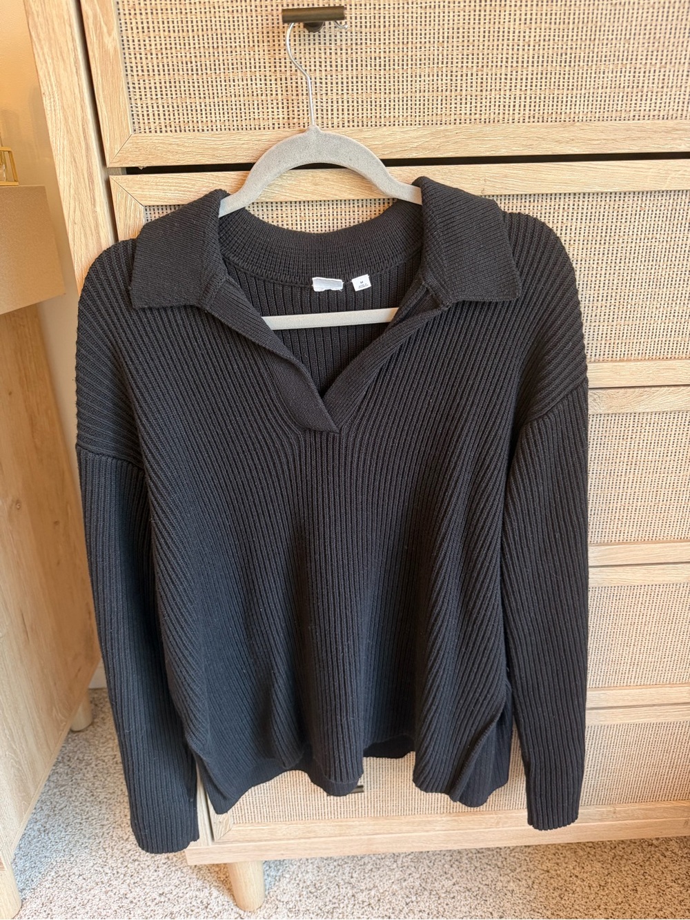 GAP Black Ribbed V-Neck Pullover